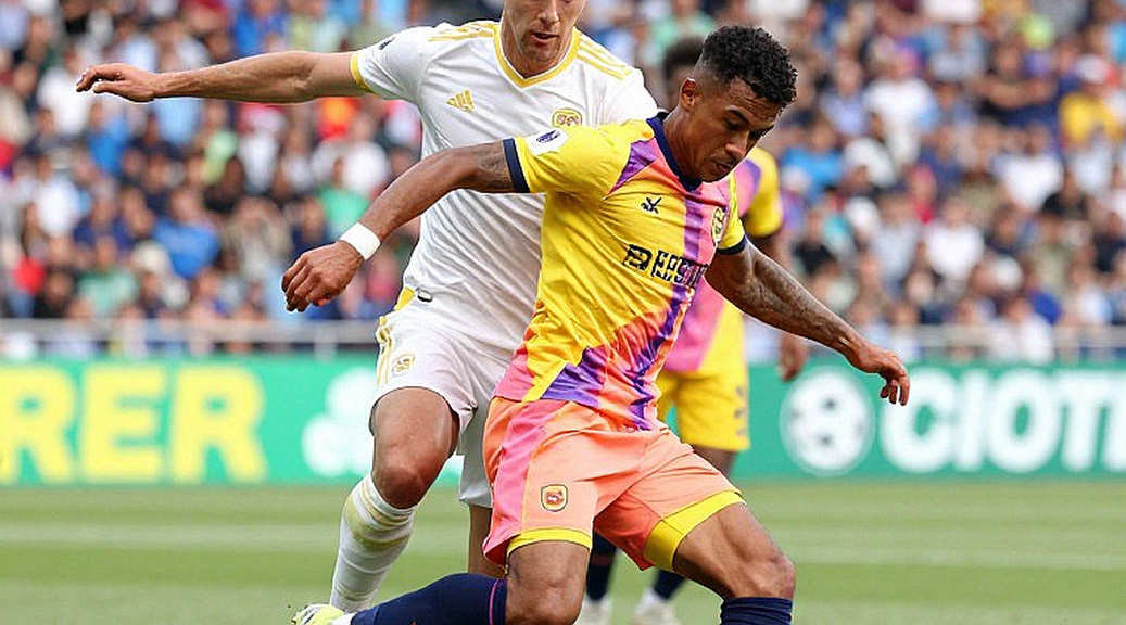 ৩৬-২৪ স্কোরলাইনের বাইরে: মেটলাইফের ট্রিবিউট আর এনএফএলের লুকানো মার্কেটিং খাতা ৩৬-২৪ স্কোরলাইনের বাইরে: মেটলাইফের ট্রিবিউট আর এনএফএলের লুকানো মার্কেটিং খাতা